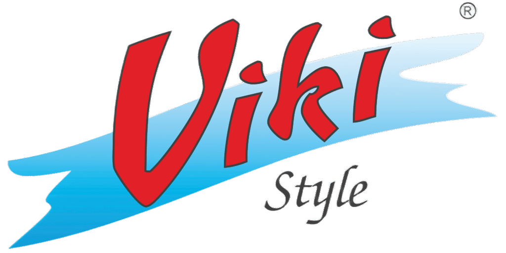 logo firmy z czerwonym napisem VIKI i czarnym STYLE na tle niebieskiej wstęgi